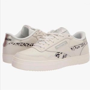 Reebok white trainers size 6.5 - euro 37- i’m size 7 but it fits perfectly!